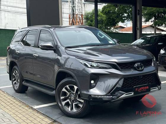 TOYOTA HILUX SW4 2.8 D-4D TURBO DIESEL SRX PLATINUM 7L 4X4 AUTOMÁTICO